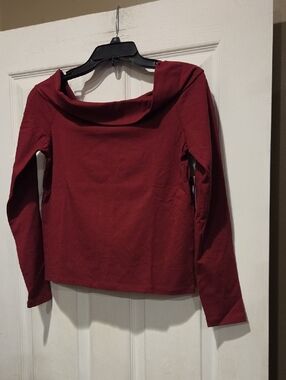 WEEKEND ACAMDEMY OFF SHOULDER TOP